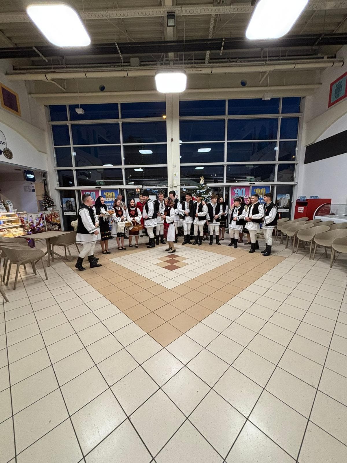 Colindători în costume tradiționale la un eveniment Azay's