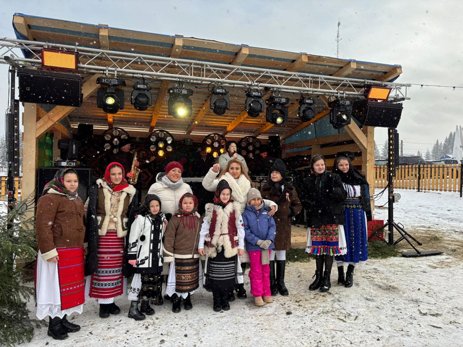 Copii din comunitate la o sărbătoare organizată de Asociația Azay's în Belis